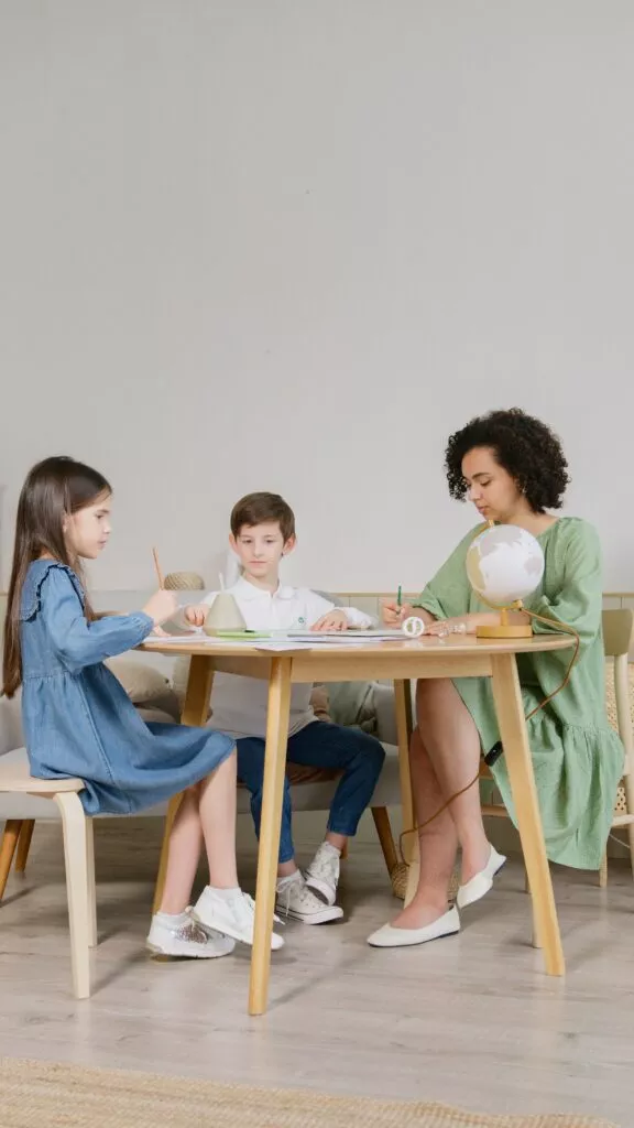 Femme qui éduque les enfants sur l'environnement